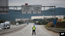 西班牙警察将伊瓜拉达附近封路。(2020年3月13日)
