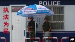 中国武警在新疆阿克苏市站岗值勤。 (资料照片)