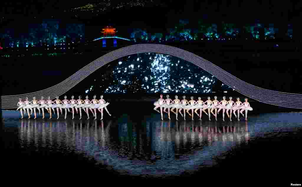G20杭州峰会的专场文艺演出,大型水上情景表演交响音乐会《最忆是杭州》中的芭蕾舞《天鹅湖》片段(2016年09月3日) 。在这种国际场合,中国官方不再拿出芭蕾舞《红色娘子军》之类的红色经典了。