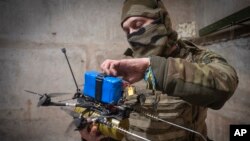 Український військовий 71-ї бригади готує безпілотник FPV на передовій, поблизу Авдіївки, Донецька область, Україна, 22 березня 2024 р. Фото: AP/Efrem Lukatsky
