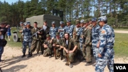 资料照:2015年在梁赞州俄罗斯举办的军事比赛活动中,俄罗斯与中国空降兵在一起。