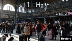 ဒုတိယကမ္ဘာစစ်အတွင်းက မပေါက်ကွဲသေးတဲ့ဗုံးကိုတွေ့ခဲ့တဲ့ ပြင်သစ်နိုင်ငံ၊ ပါရီမြို့က Gare du Nord ဘူတာရုံမှာ သောင်တင်နေကြတဲ့ခရီးသည်များ။ (မတ်လ ၇၊ ၂၀၂၅)