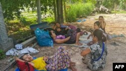 မြဝတီရိုင်တွင်းက စစ်ဘေးရှောင်ဒုက္ခသည်များ။ (ယခင်မှတ်တမ်းဓာတ်ပုံ)