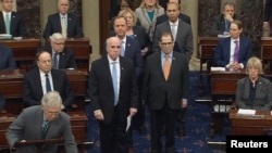 参议院纠仪长护送众议院弹劾经理人进入参议院议事厅。(2020年1月16日)
