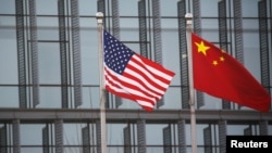 美中国旗在一家美国公司驻北京的办公楼外飘扬。(2021年1月21日)