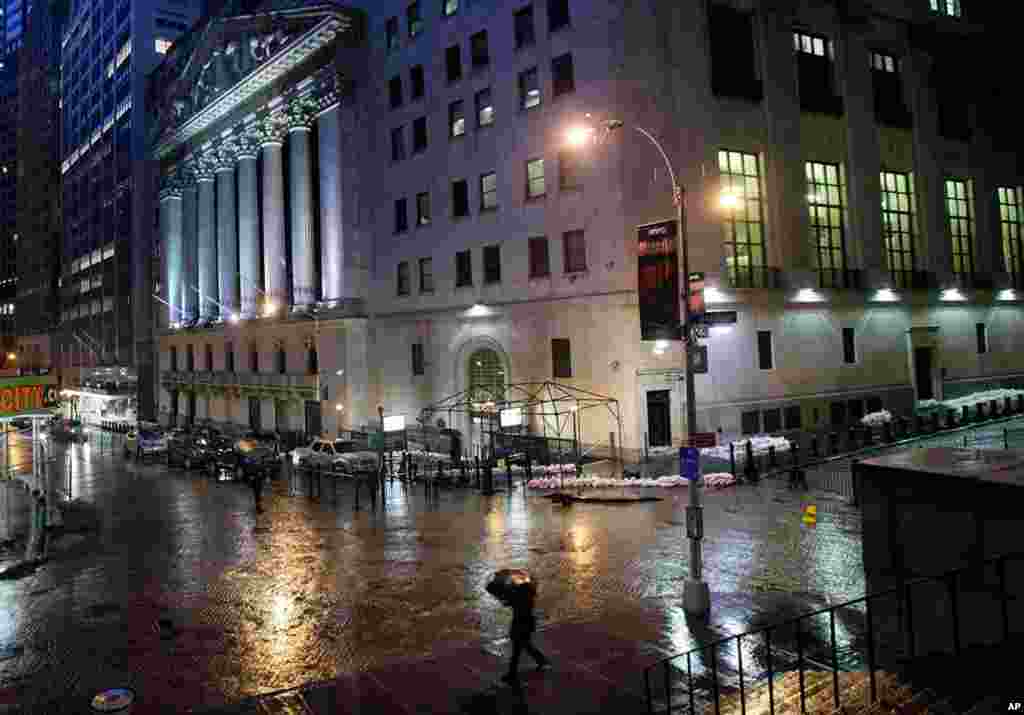 2012年10月29日凌晨,纽约股票交易市前的沙袋防洪工事。在桑迪飓风步步逼近之际,纽约的公交系统、学校和金融市场都被迫关闭。