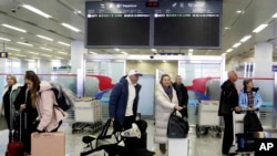 2024年2月9日,一群俄罗斯游客抵达朝鲜平壤国际机场,他们可能是疫情爆发以来第一批进入朝鲜的外国游客。 (资料照:美联社)