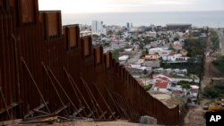 Фрагмент нової прикордонної стіни, що відокремлює Тіхуану, Мексика, (зверху ліворуч) від Сан-Дієго (праворуч) у Сан-Дієго, 15 січня 2019 р.