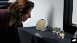 资料照片: 2023年12月11日美国商务部长雷蒙多检查6英寸微集成电路晶圆