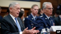 美国国防部长马蒂斯和参联会副主席塞尔瓦将军在众议院军事委员会听证会上发言。(2018年2月6日)