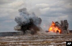 白俄罗斯国防部新闻社2022年2月4日公布的视频截图显示白俄罗斯和俄罗斯的联合军演场面。