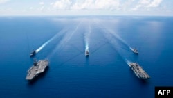 美国海军“里根”号航母打击群2019年10月6日在南中国海举行演习。