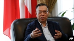 中国前卫生部副部长黄洁夫教授在中国驻意大利大使馆接受采访(2017年2月6日)