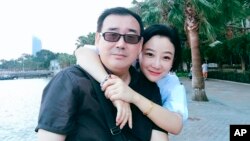 资料照: 澳籍华裔作家杨恒均和妻子袁小靓