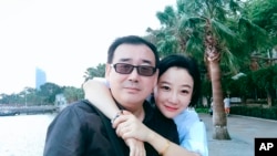 资料照:澳大利亚籍华裔作家杨恒均与妻子。(美联社/杨恒均的挚友、悉尼科技大学中国研究副教授冯崇义提供)