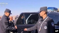 资料照片:2023年11月18日一名被控经济犯罪的逃犯从摩洛哥引渡并抵达中国上海机场后被中国警察带走