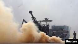 资料照:印度军队士兵在新德里为庆祝建军68周年举行模拟军演。(2016年1月15日)