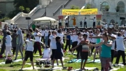 迎接瑜伽日:大批瑜伽爱好者在国会大厦草坪就地练功 迎接瑜伽日:大批瑜伽爱好者在国会大厦草坪就地练功