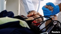 巴勒斯坦受伤儿童与家人从加沙抵达阿联酋接受治疗。(2023年11月18日)