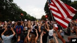 示威者在美国首都华盛顿白宫附近举行抗议活动。(2020年6月4日)