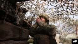 资料照片:乌克兰顿涅茨克地区德巴尔切夫附近与亲俄分离武装对峙的阵地上的一名乌克兰军人。(2021年12月3日)