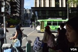 2024年11月16日,墨尔本市中心街头准备入住学生公寓的留学生 (美国之音/黄平)