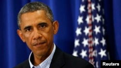 美国总统奥巴马在度假地麻萨诸塞州马萨葡萄园同记者谈伊拉克问题和密苏里枪击事件。(2014年8月14日)