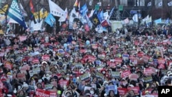 韩国首尔市中心抗议者举行集会,要求被弹劾的韩国总统尹锡悦辞职。(美联社:2024年12月28日)