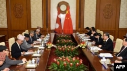 尼泊尔外长贾瓦利(左四)18号在钓鱼台与中国外长王毅会谈