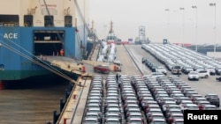 资料照:中国宁波舟山码头的货轮正装载出口的吉利汽车。(2019年1月2日)