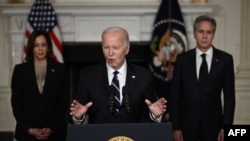 2023年10月10日,美国总统乔·拜登与副总统卡马拉·哈里斯(左)和国务卿安东尼·布林肯(右)在华盛顿特区白宫国宴厅谈论对以色列的袭击。 拜登周二表示,哈马斯对以色列的袭击是“彻头彻尾的邪恶”。 美国国务院表示,国务卿布林肯周三前往以色列,传达“团结和支持的信息”。 (法新社图片)