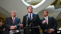 众议院情报委员会主席努涅斯(中)等三位共和党众议员在国会山对媒体讲话。(2017年10月24日)