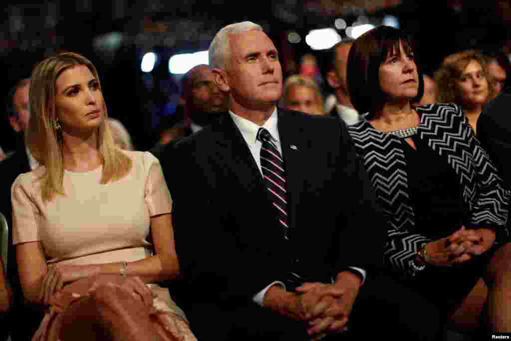(左起)川普的女儿伊万卡,川普的副总统竞选伙伴迈克·彭斯和彭斯夫人在第一场总统候选人辩论的会场(2016年9月26日)。一些共和党人要求川普把他的候选人资格让给彭斯,川普予以拒绝。