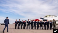 资料照片:拜登总统在科罗拉多州斯普林斯问候一组“雷鸟”飞行员。(2023年5月31日)