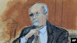 法庭素描显示作家拉什迪在证人席上作证,描述凶手作案时攻击他并试图割喉时的情景。(2025年2月11日)