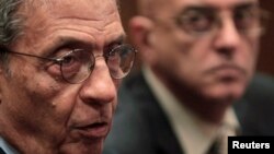 修正埃及宪法委员会主席穆萨(左)9月22日在开罗举行的一个记者会上