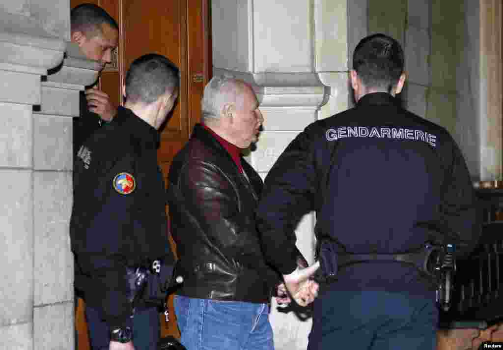 2017年3月3日,外号为“卡洛斯豺狼”( "Carlos the Jackal,")的罪犯伊里奇·拉米雷斯·桑切斯( Ilich Ramirez Sanchez), 在警察押送下走出巴黎的法院。他是马克思主义激进分子,曾经是世界通缉的要犯,正在法国服终身徒刑。