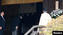 日本首相安倍晋三在东京靖国神社鞠躬敬拜。(2013年12月26日)