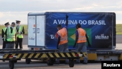 中国科兴公司研发生产的新冠病毒疫苗抵达巴西的一个国际机场。(2020年12月24日)