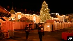 在德国马格德堡发生汽车撞入圣诞节市场事件后,保安人员守卫在被封锁的案发现场。(2024年12月20日)