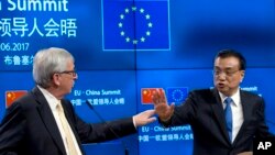 中国总理李克强和欧盟委员会主席容克在布鲁塞尔举行的欧盟-中国气候峰会后出席记者会。(2017年6月2日)