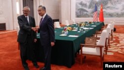 美国白宫国际气候政策高级顾问约翰·波德斯塔(John Podesta)与中国外长王毅在北京人大会堂举行会晤。(2024年9月6日)