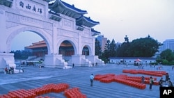 六四行为艺术展:1001把椅子组成“艾未未”