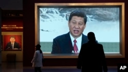 资料照:北京的中国共产党历史展览馆在播放中国领导人习近平的视频。(2021年11月12日)