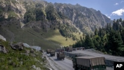 资料照片-印控克什米尔斯利那加,印度军队车队在斯利那加-拉达克高速公路上行进。(2020年9月9日)