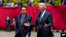 Tổng thống Joe Biden, phải, gặp Thủ tướng Nhật Fumio Kishida tại Dinh Akasaka, Tokyo, ngày 23/5/2022