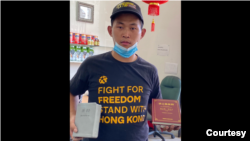 2020年8月31日,界立建在洛杉矶一家华人快递公司给在山东老家的父亲邮寄包裹。(图片由界立建提供)