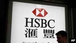 资料照片:2018年5月4日,一名男子走过汇丰银行在香港的一家分行。(美联社照片)