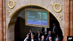 ဆွီဒင်နိုင်ငံ နေတိုးအဖွဲ့ဝင်ဖြစ်လာရေး ဟန်ဂေရီနိုင်ငံမှာ လွှတ်တော်တွင်း အမတ်တွေမဲခွဲဆုံးဖြတ်ခဲ့တဲ့ ရလဒ်ကို တနင်္လာနေ့မှာ တွေ့မြင်ရပုံ။ (ဖေဖော်ဝါရီ ၂၆၊ ၂၀၂၄)