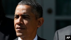 2013年10月1日,美国总统奥巴马在白宫的玫瑰园发表讲话的照片。